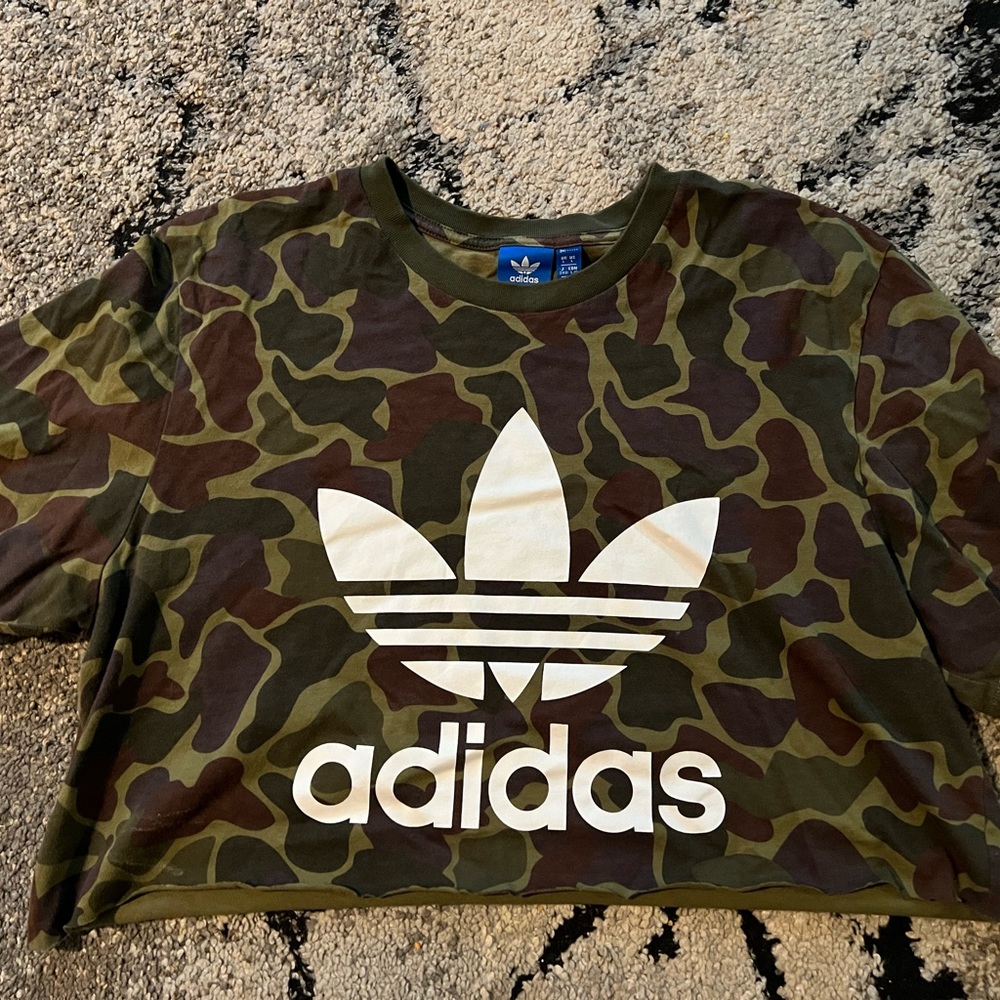 Cropped adidas tshirt